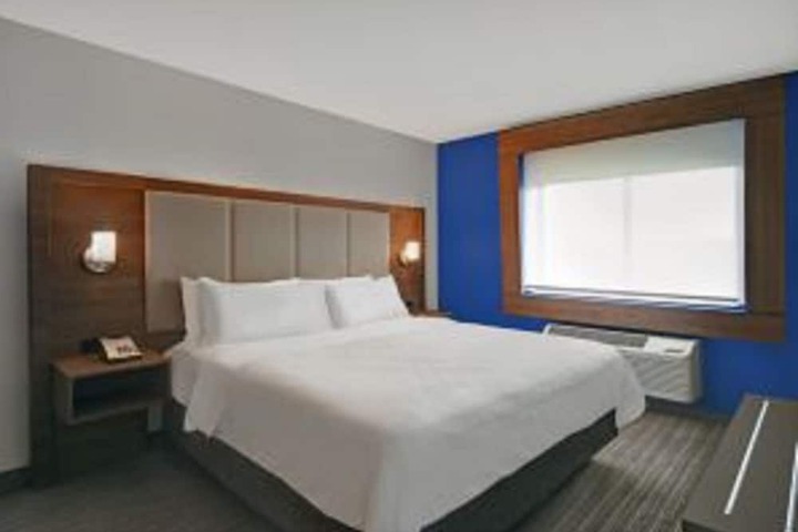 Holiday Inn Express & Suites Detroit Dearborn by IHG