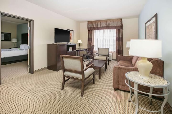 La Quinta Inn & Suites by Wyndham DFW Airport West - Euless