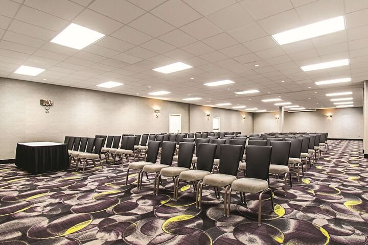 La Quinta Inn & Suites by Wyndham Cincinnati Sharonville