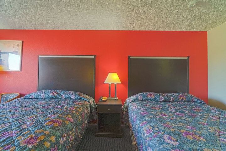 Regency Inn & Suites by OYO Bay City TX