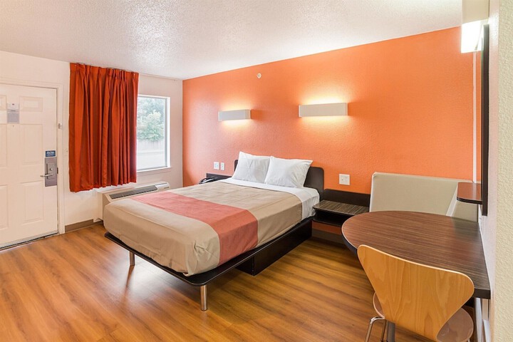 Motel 6 Grand Prairie TX - Near Six Flags Drive