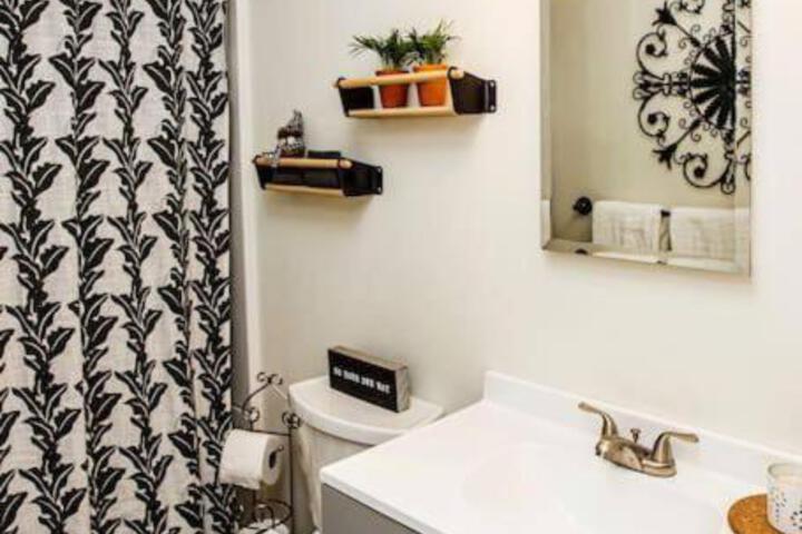 Bright Updated Waterfront Cottage Pets Welcome!