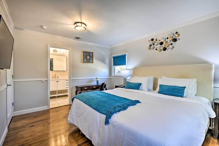 Bay Shore Vacation Rental w / Shared Yard!
