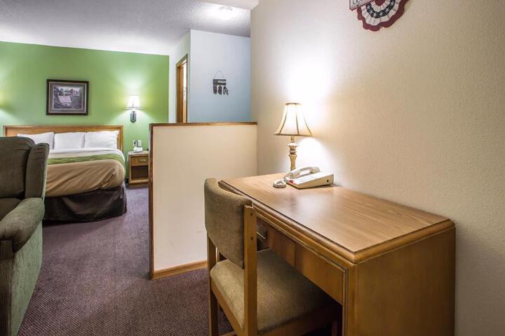 Econo Lodge Inn & Suites