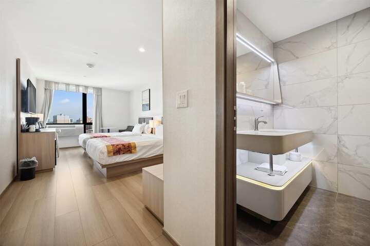 Ramada by Wyndham Flushing Queens