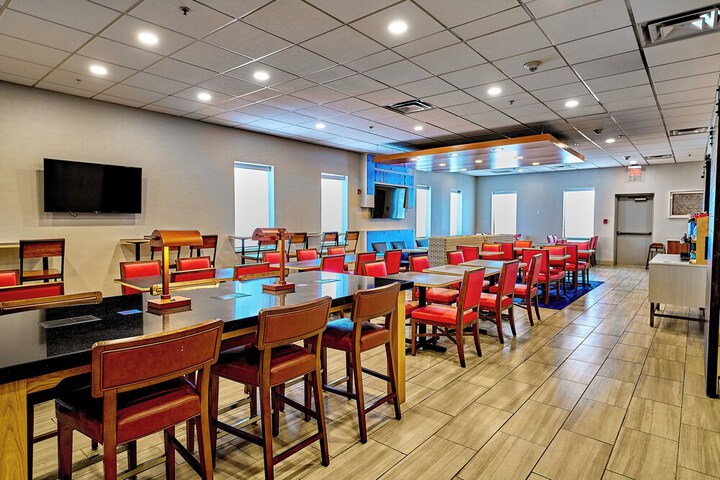Holiday Inn Express Charleston-Civic Center by IHG