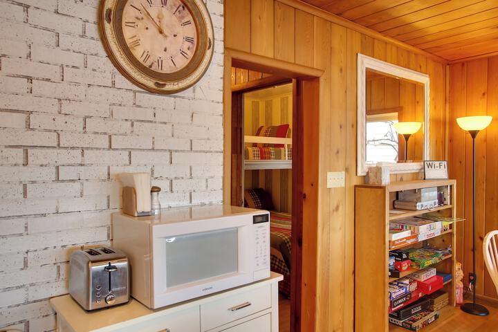 Charming Lakefront Cabin w / Deck & Fire Pit!