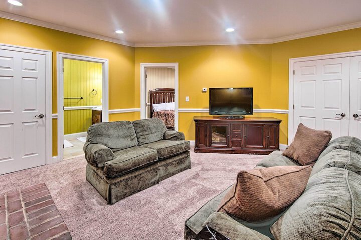 Extravagant Atglen Manor w / Private 60-acre Land!
