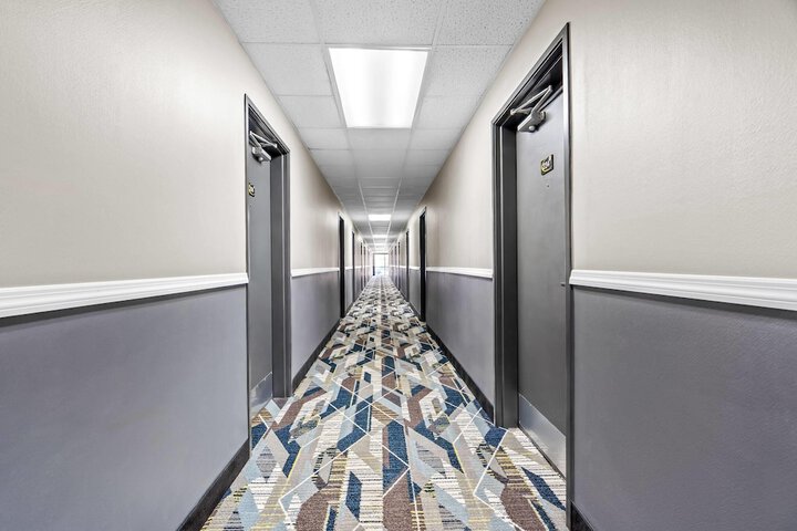 Super 8 by Wyndham Farmington