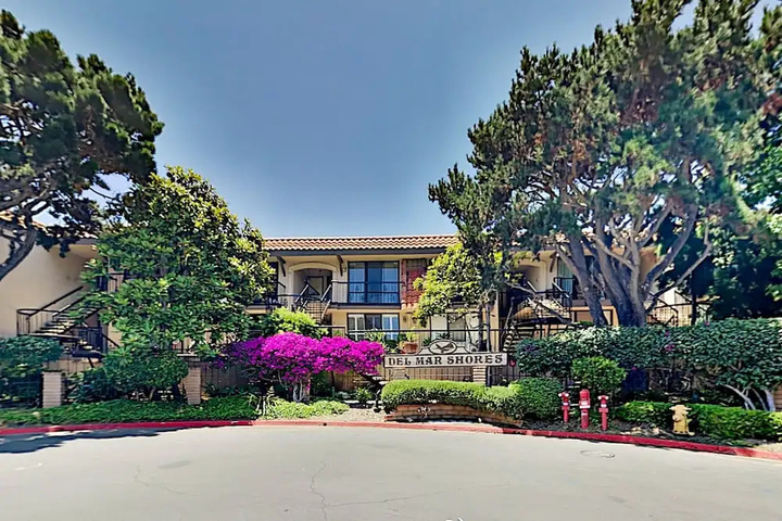 Immaculate Beach W / Pool Hot Tub & Balconies 2 Bedroom Condo