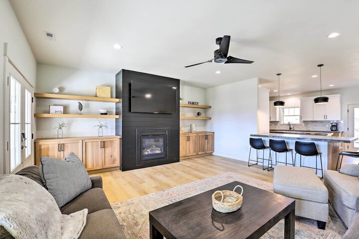 Lake Roosevelt Getaway w / Lake + Mountain Views!