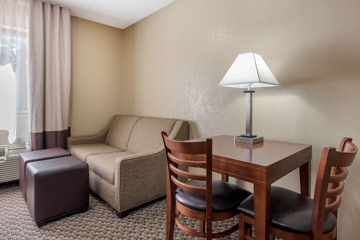 Room 10 of 32