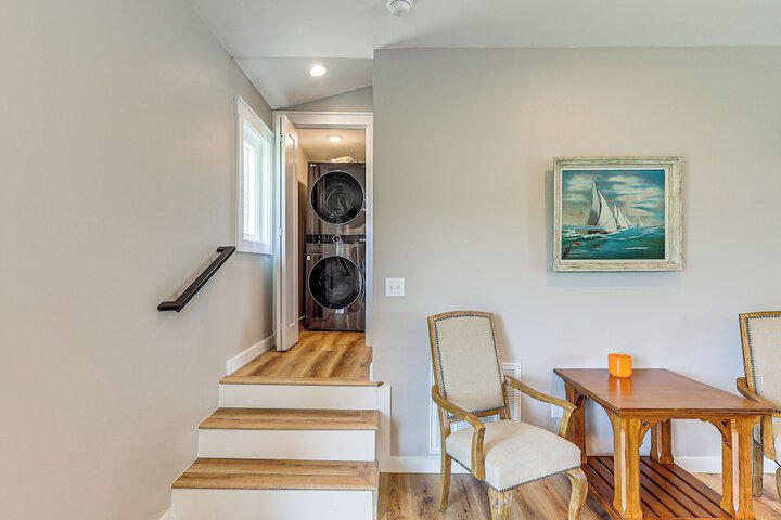 Rock Hall Retreat w / Balcony Near Park & Marina!