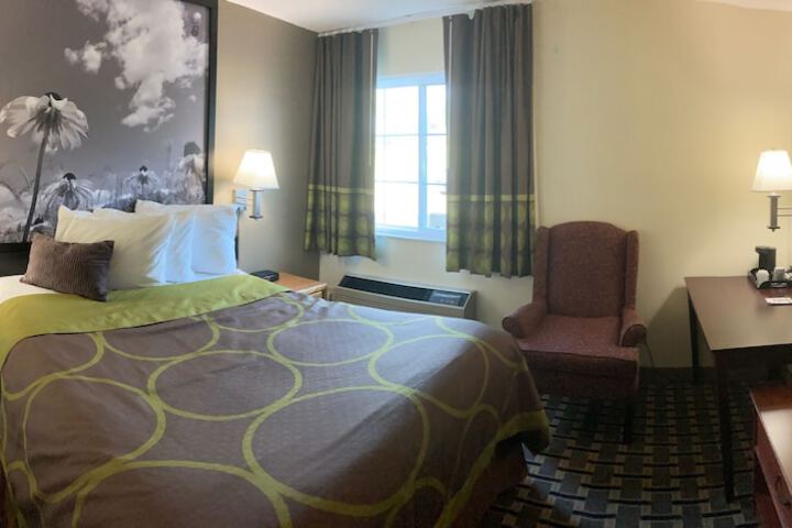 Super 8 by Wyndham Chisago City