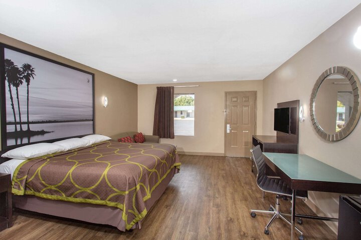 Room 14 of 16