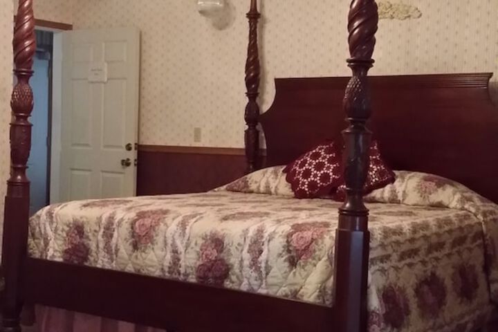 Chestnut Charm Bed & Breakfast