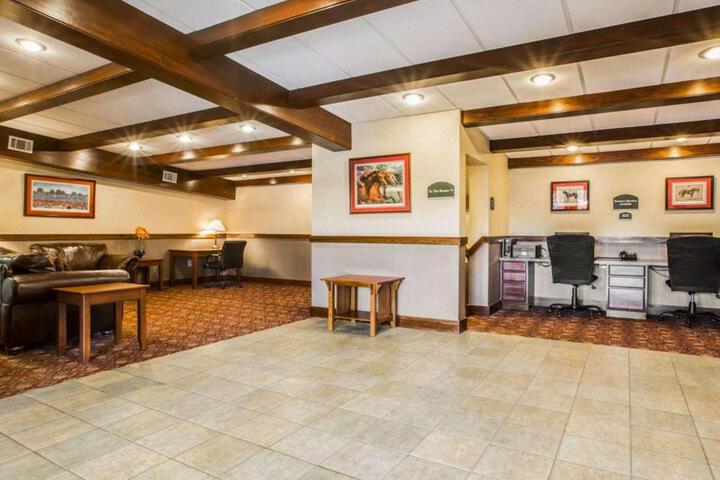 Clarion Inn & Suites at the Outlets of Lake George