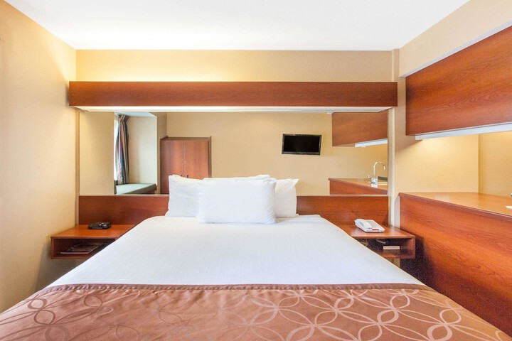 Room 8 of 16