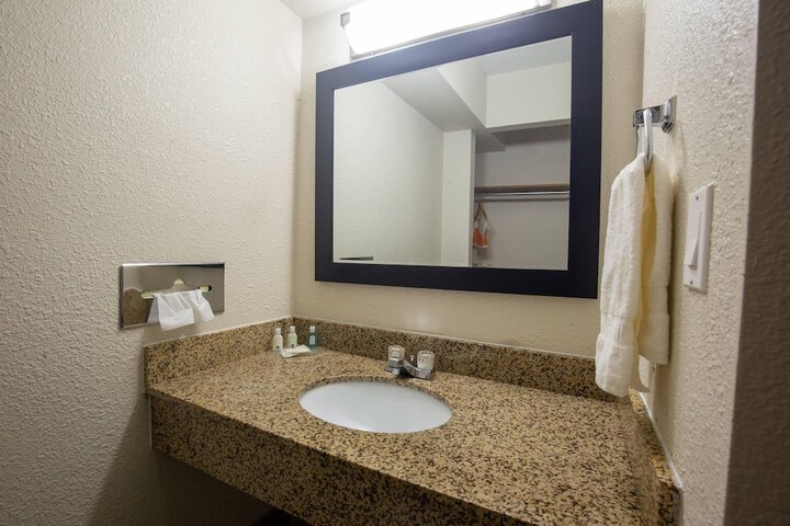 Quality Inn & Suites Portage Central