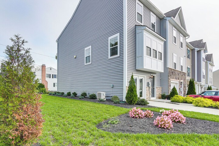 2 Mi to Hollywood Casino: Charles Town Townhome!