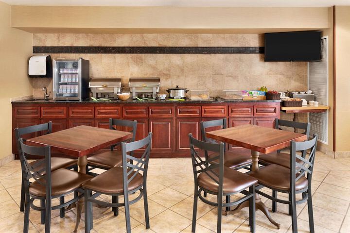 Hawthorn Extended Stay by Wyndham Milwaukee Airport