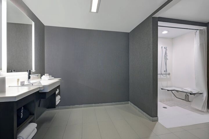 Room 16 of 40