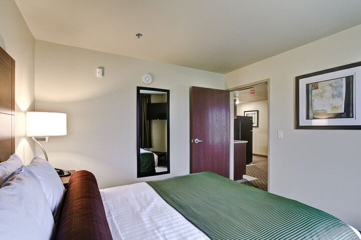 Cobblestone Hotel & Suites – Pulaski / Green Bay