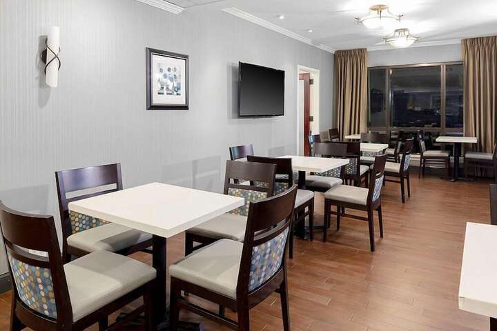 Holiday Inn Express Newark Airport Elizabeth by IHG