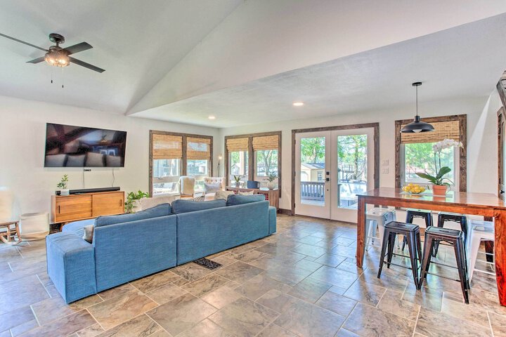 Tool Waterfront Home w / Hot Tub & Fire Pit!