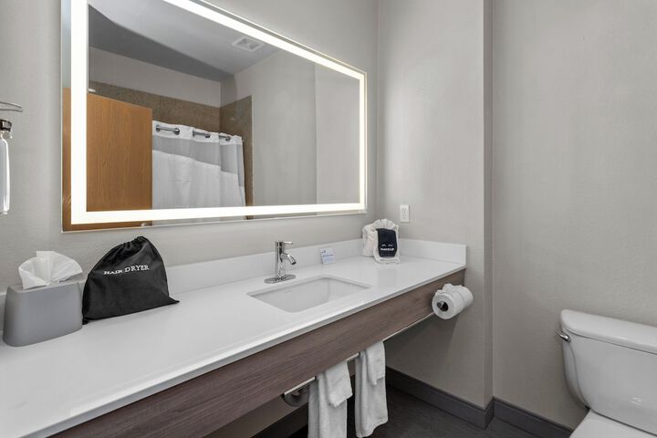 Room 32 of 65