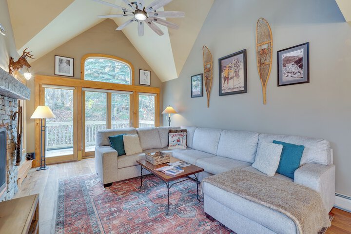 Ski-in / ski-out w/ Sauna in Jay Ski Peak Resort!