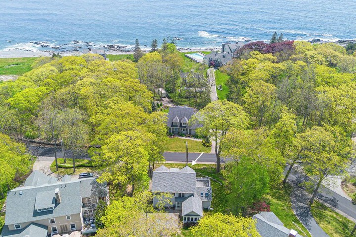Stunning 5 Bdr Walk to York Harbor Beach!