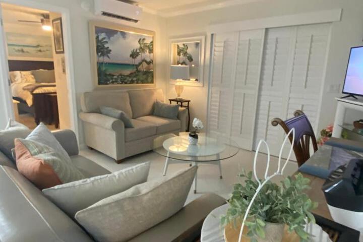 Closest 1BR to Vanderbilt Beach full kitchen with dishwasher, ALL NEW!