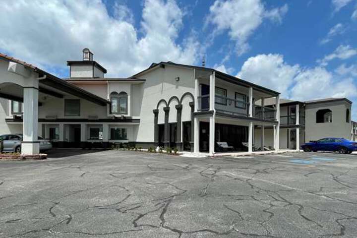 Hotel 8 of 100