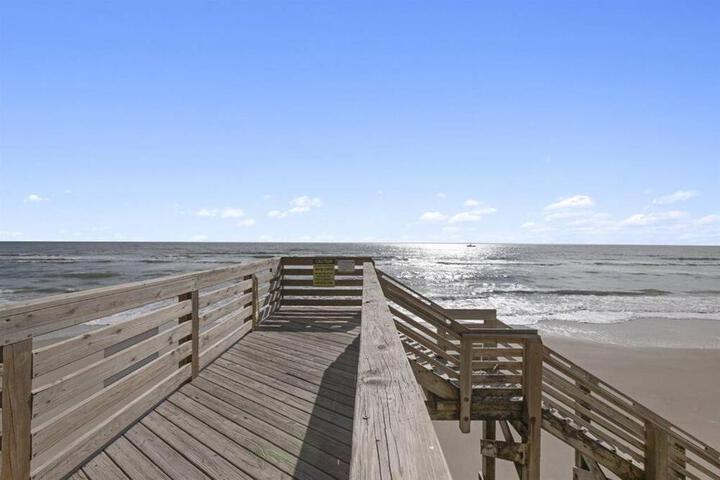 Sand & Sea: Beach Views For Miles!