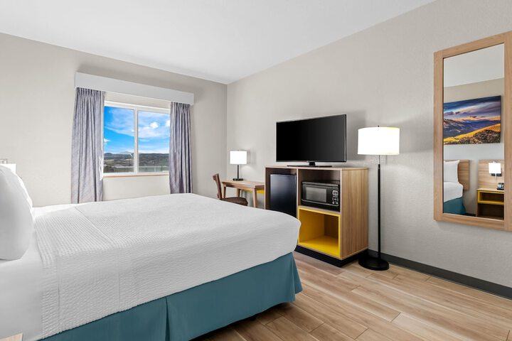 Days Inn & Suites by Wyndham Castle Rock