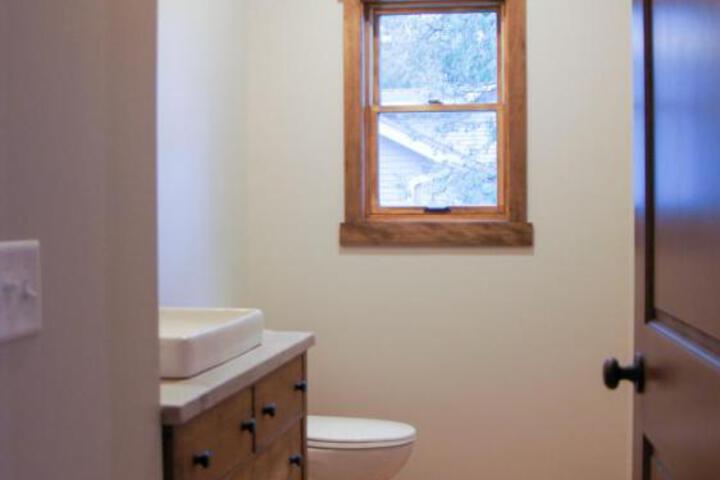Lakefront Home 4 Bedroom 4 Bath Sleeps 12