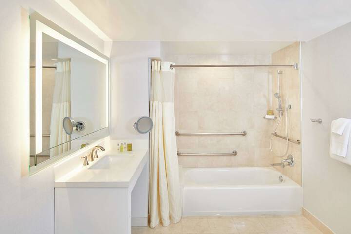 DoubleTree by Hilton Torrance - South Bay
