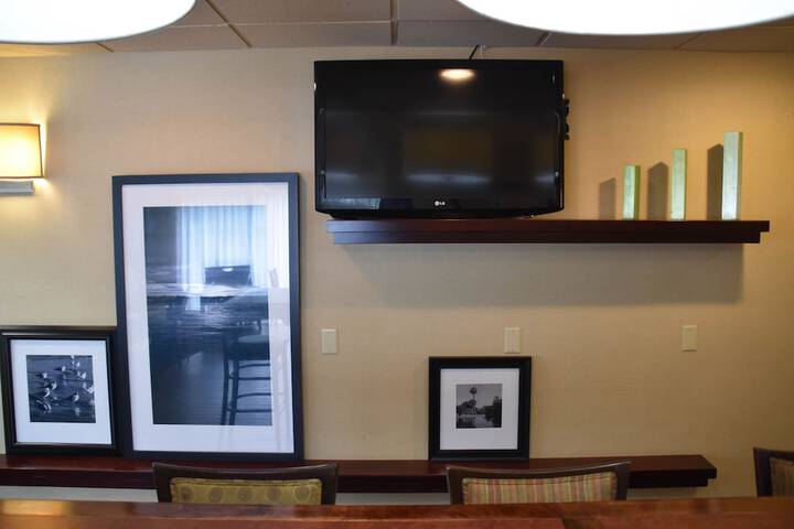 Lounge 77 of 85