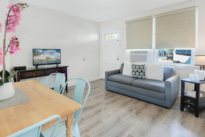 Daytona Inn & Suites