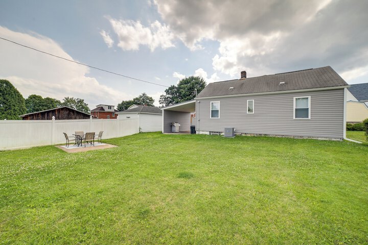 Deck & Patio: Inviting Abode in Natrona Heights!