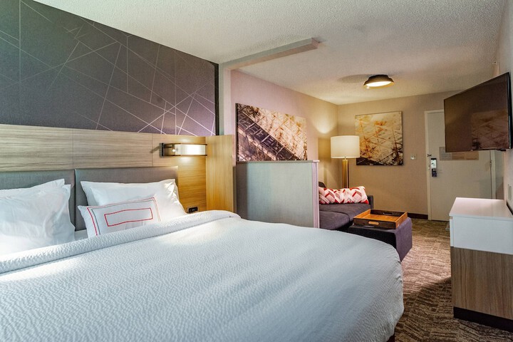 Room 8 of 33