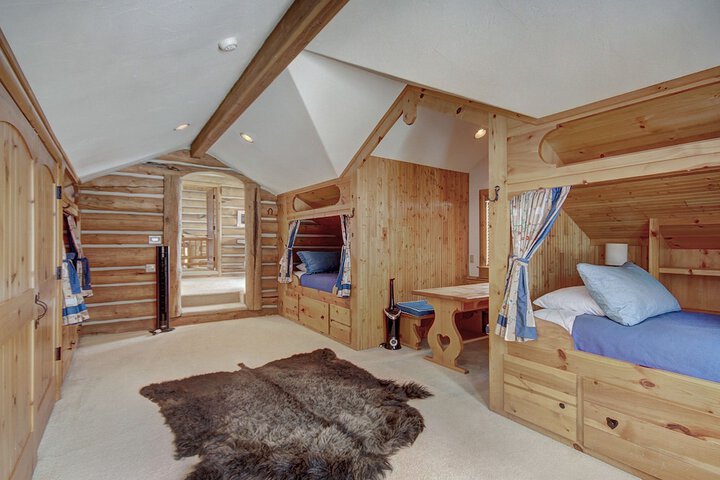Room 13 of 38