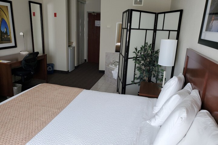 Room 13 of 33