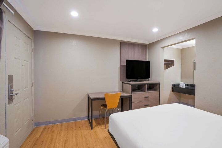 Room 18 of 33