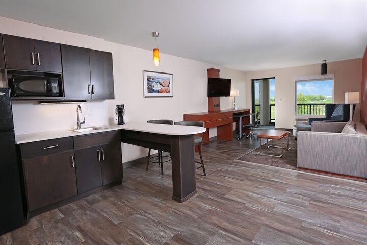 Holiday Inn & Suites Sioux Falls - Airport by IHG