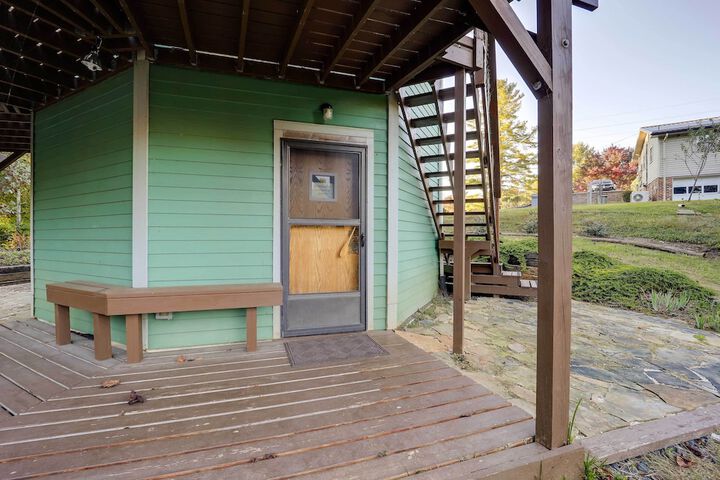 Unique West Jefferson Home w / Fire Pit & Grill!
