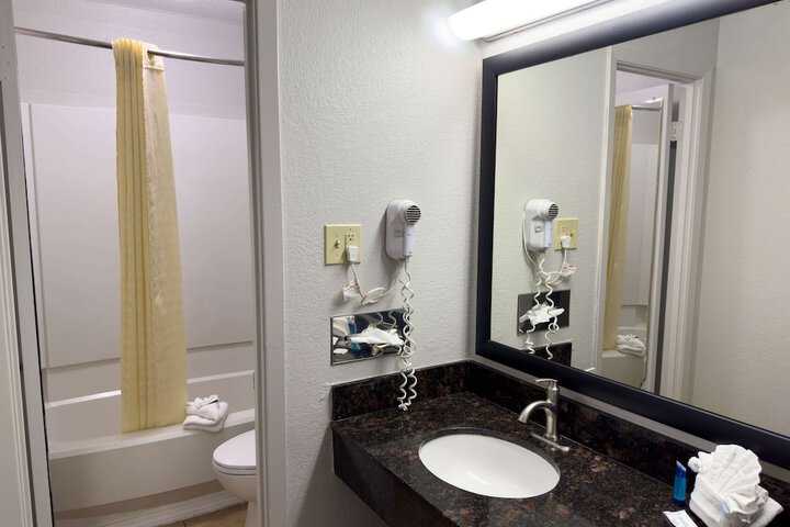 Room 5 of 12