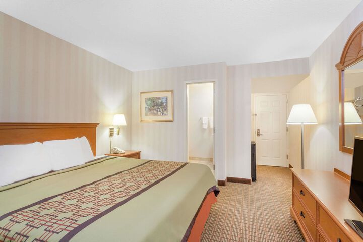 Room 10 of 14