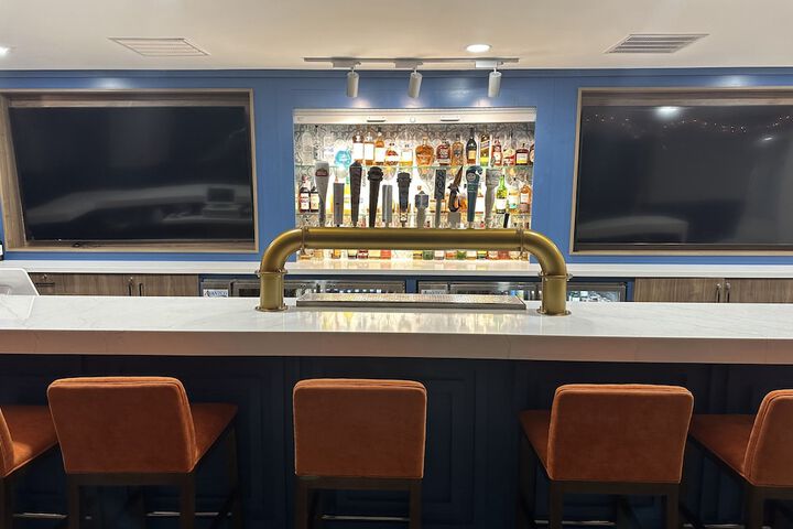 Lounge 70 of 79